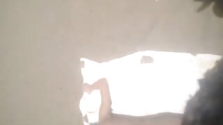 Naivna blondinka je padla v roke izkušenih moških