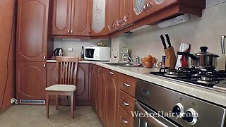 Blondinka je lizana njena pizda