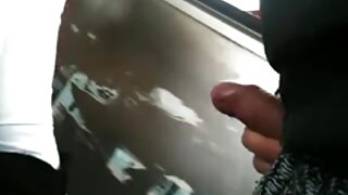 Precej rjavolaska milf se norčuje v kadi, medtem ko je poželeni mož snemal, prekleto!