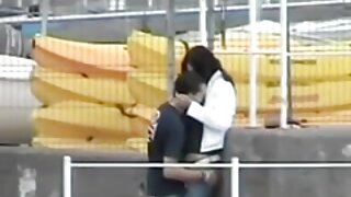 Seksi prasica sleče oblačila