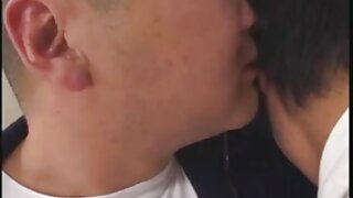 Blondinka se igra s svojo pizo