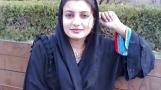 Blondinka se razgali in pokaže