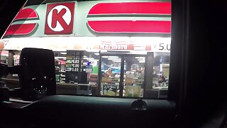 Blondinka pokaže svoje spodnje perilo