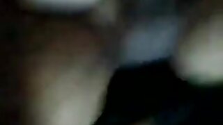 Tetovirana blondinka se močno prsta