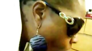 Bimbo v nogavicah širi noge