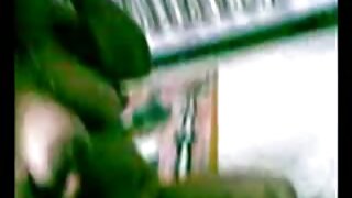 Blondinka s svetlimi očmi razširi noge in dobi nekaj