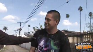 Piščanec se igra s svojimi pizdami ustnicami