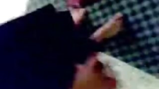 Prsata ženska se skloni