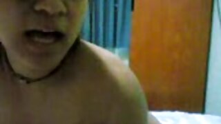 Tako lepa rjavolaska dekle peklensko faha, ko so starši zunaj