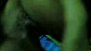 Precej zrela rjavolaska sesa njegovega prijatelja tiča, dokler ne cumshot z velikimi usti, prekleto!