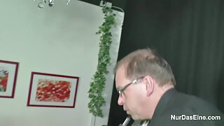 Babice v spodnjem perilu se pripravijo na soparen trojček