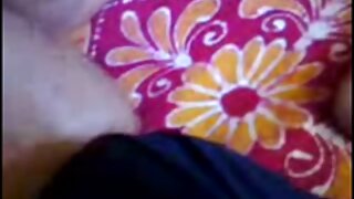 Skinny girl drgne svojo pizo