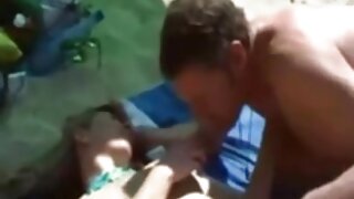 Blondinka sesa tiča