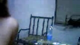 Rdečelaska se igra s svojim vibratorjem