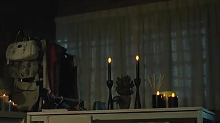 Blondinka v spodnjicah s cvetličnim potiskom je močno zajebala