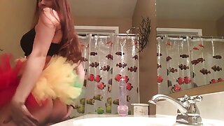 Rjavolaska je gola na postelji