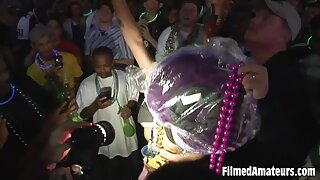 Solo babe nam pokaže svoje napeto telo