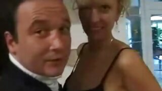 Popolnoma obrita rjavolaska izkoščena v kopeli