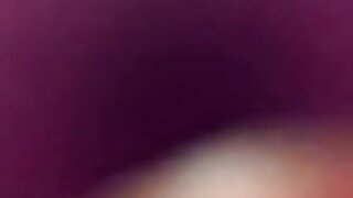 Blondinka z masko se zabava