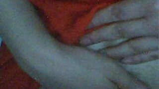 Dve dekleti ližeta muco