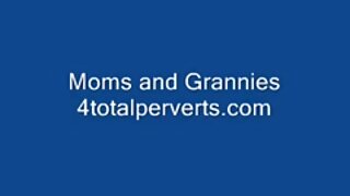 Prsata blondinka Milf draži in se razgali