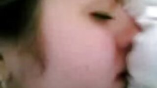 Starejša hottie z lepimi joški dobi tiča, da spere