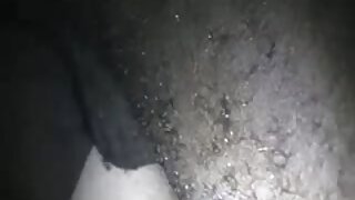 Babica z rdečimi ustnicami in očali se draži, ko je gola