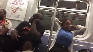 Mlado dekle se sleče