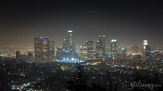 Debela ženska se igra sama s seboj