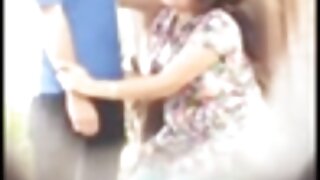 Lepa rjavolaska med jemala dildo