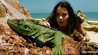 Chick zatakne dildo v njeno mokro muco