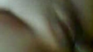 Ženska z velikimi joški pozira