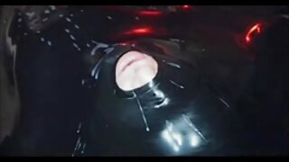 Seksi žena se slači na kamero