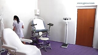 Mlada ženska se igra sama s seboj