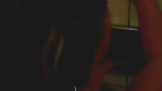 Blondinka masturbira z igračami na tleh