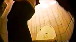 Suha rjavolaska se igra s svojim ugrizom