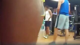 Seks v kondomu in sperma na joške